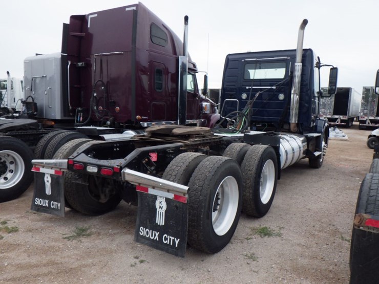 2016-volvo-vnl64t300-image-8