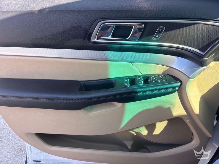 2016-ford-explorer-image-11