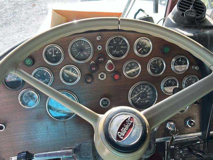 1979-peterbilt-359-image-19