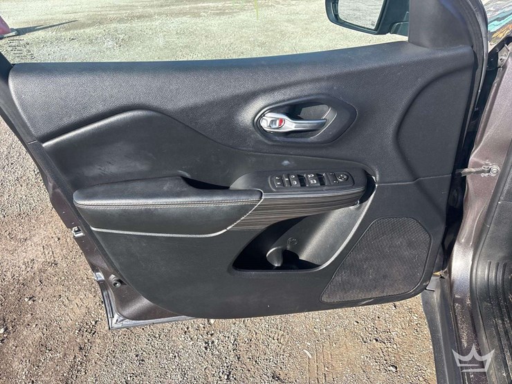 2016-jeep-cherokee-image-11