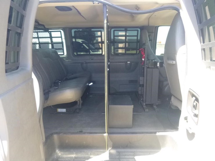 2016-chevrolet-express-3500-image-17