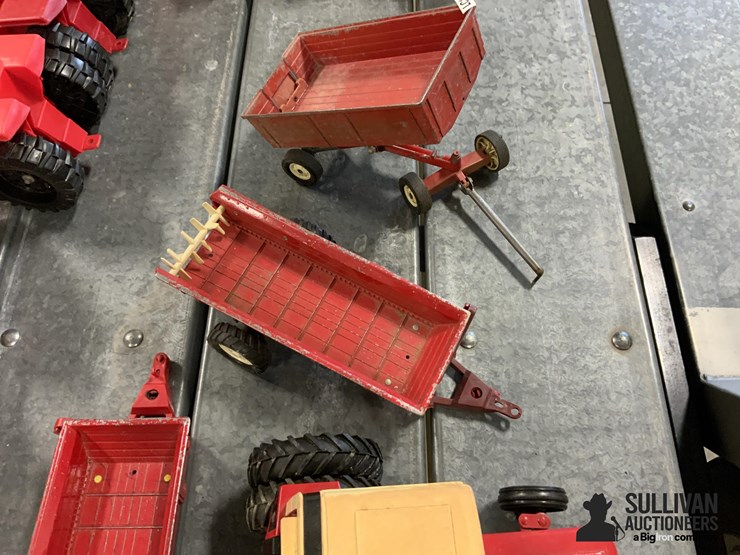 international-1586-toy-tractor-w/implements-image-11