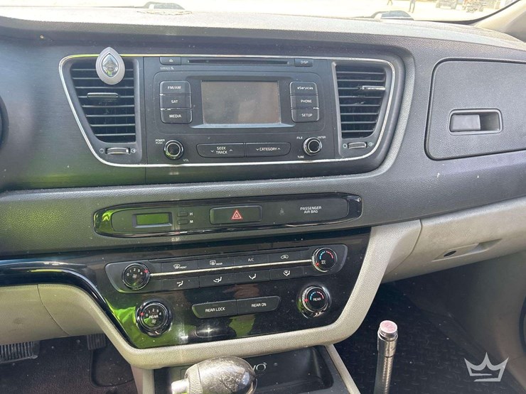 2016-kia-sedona-image-17