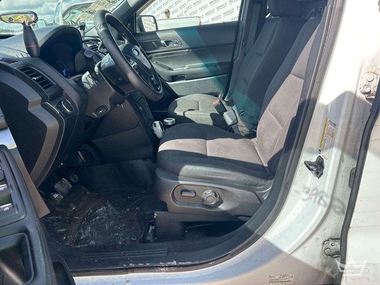 2017-ford-explorer-image-12