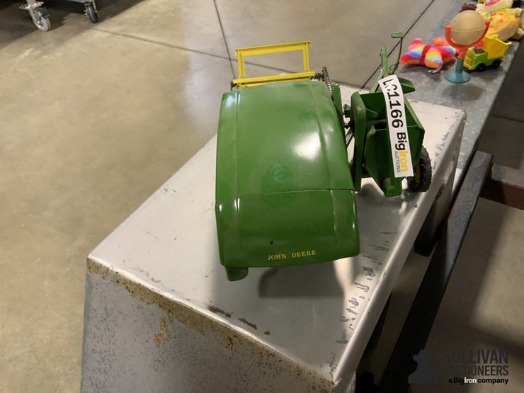 john-deere-pull-type-combine-toy-image-6
