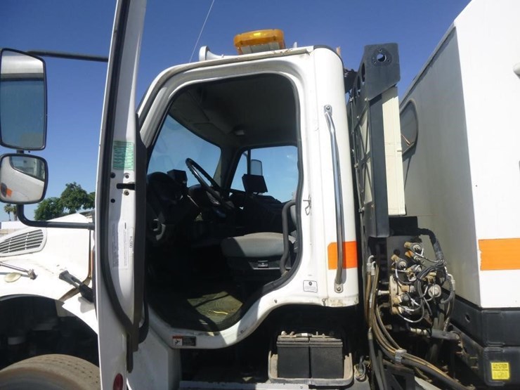 2016-freightliner-m2-106-image-8