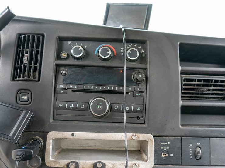 #155-•-2012-chevrolet-4500-flat-bed-truck-image-12