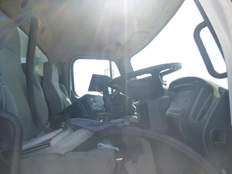 2016-freightliner-m2-106-image-25