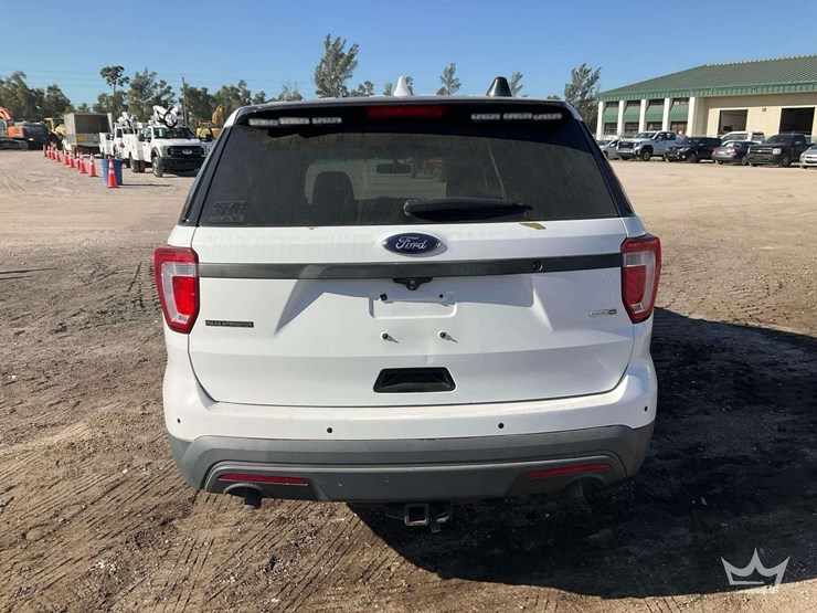 2016-ford-explorer-image-27