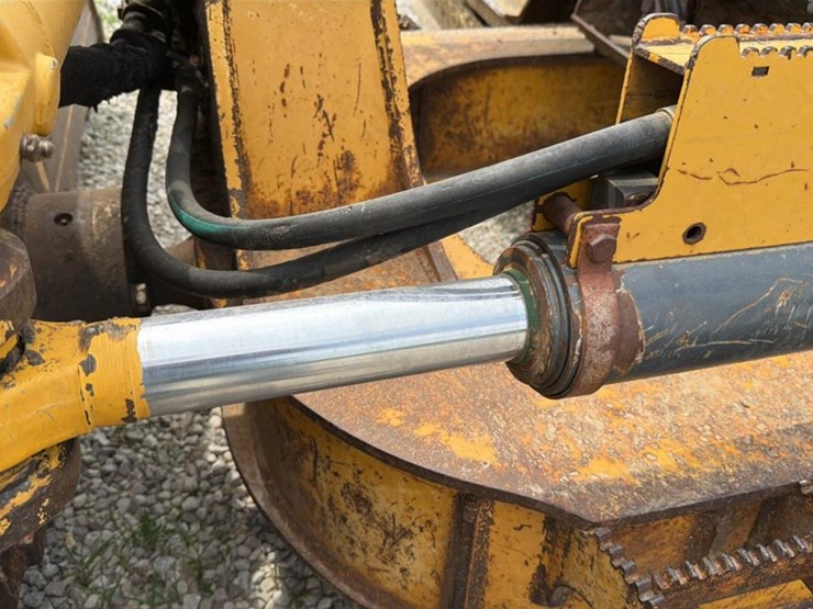 2004-deere-700h-image-48