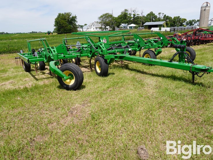 2013-john-deere-2410-image-3