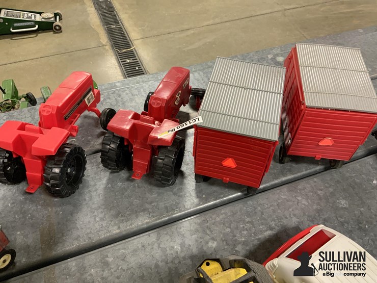 ertl-international-toy-tractors-&-wagons-image-10