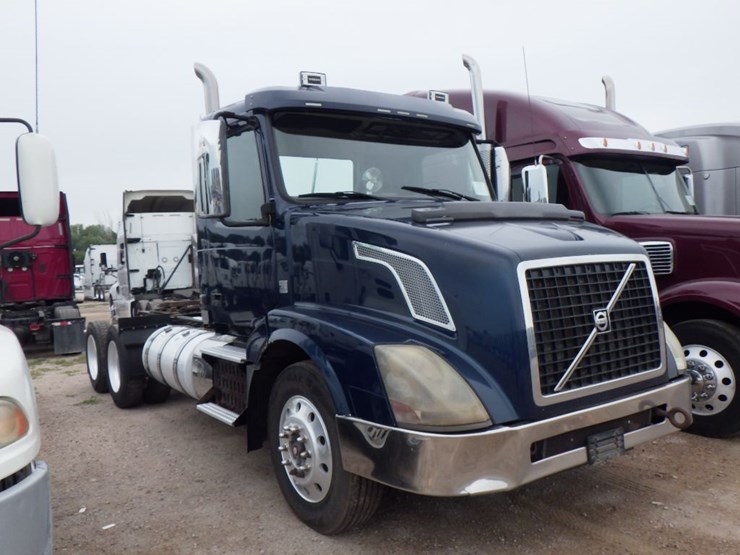 2016-volvo-vnl64t300-image-3