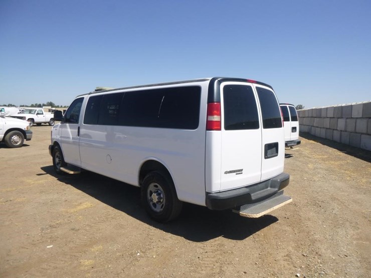 2013-chevrolet-3500-image-5