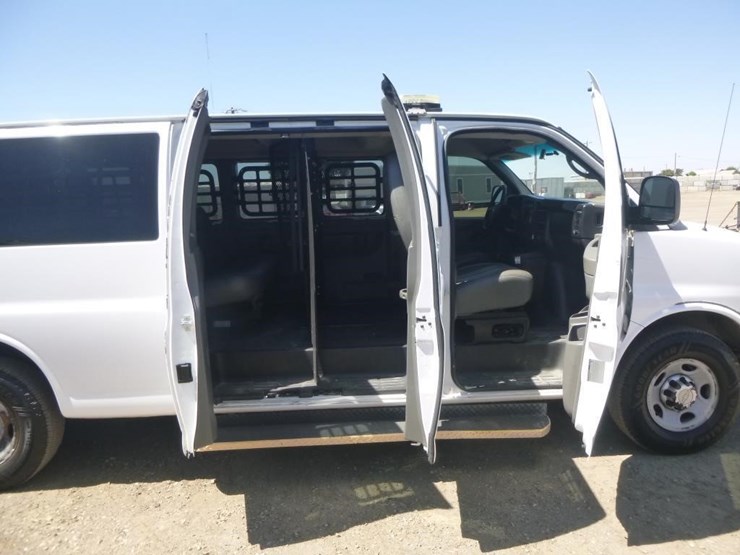 2013-chevrolet-3500-image-14