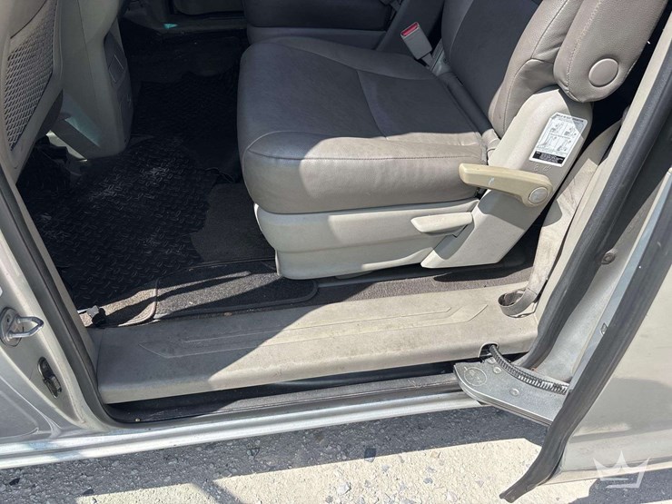 2016-kia-sedona-image-11