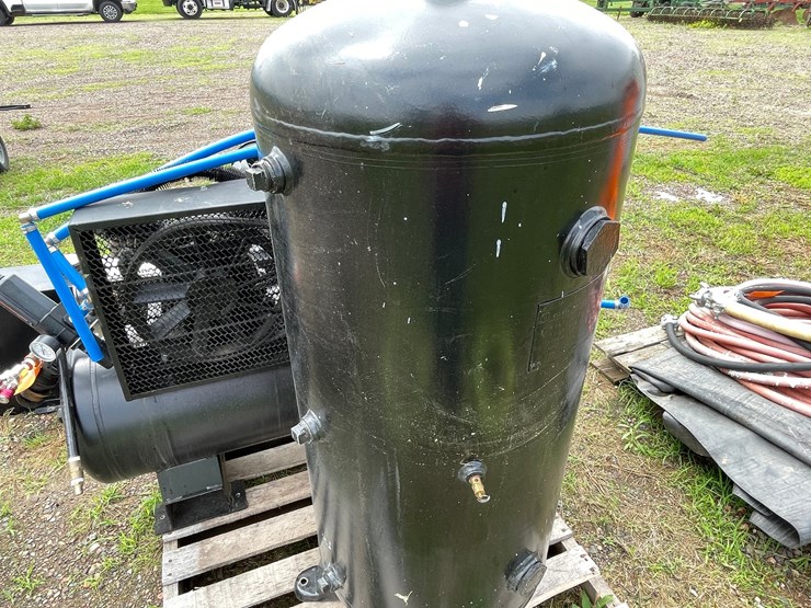 #4920-•-air-compressor-tank-with-(3)-hoses-image-8