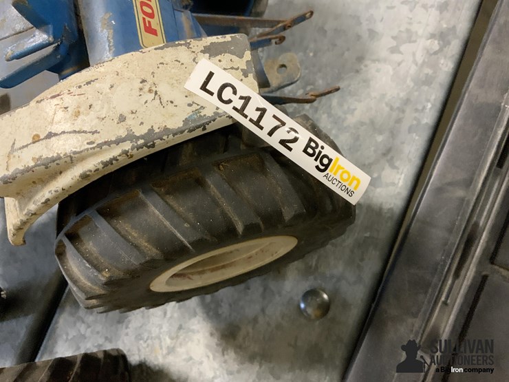 ford-8000-toy-tractor-&-parts-image-9
