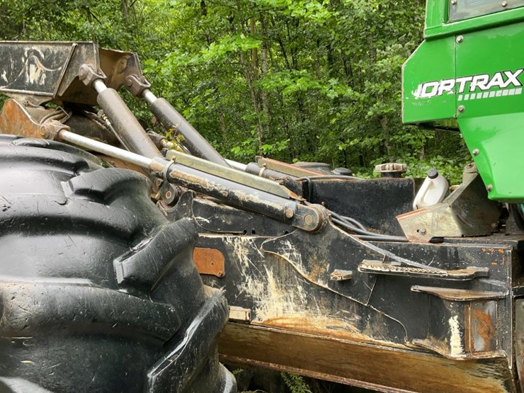 2015-deere-848h-image-41