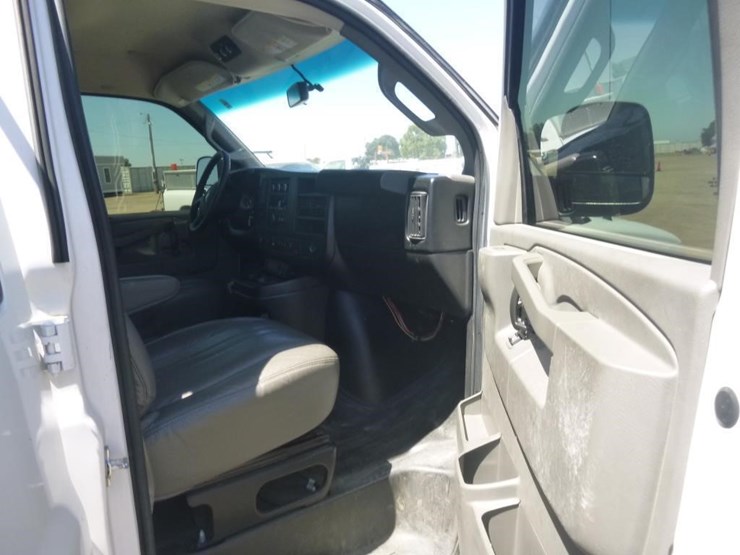 2016-chevrolet-express-3500-image-15
