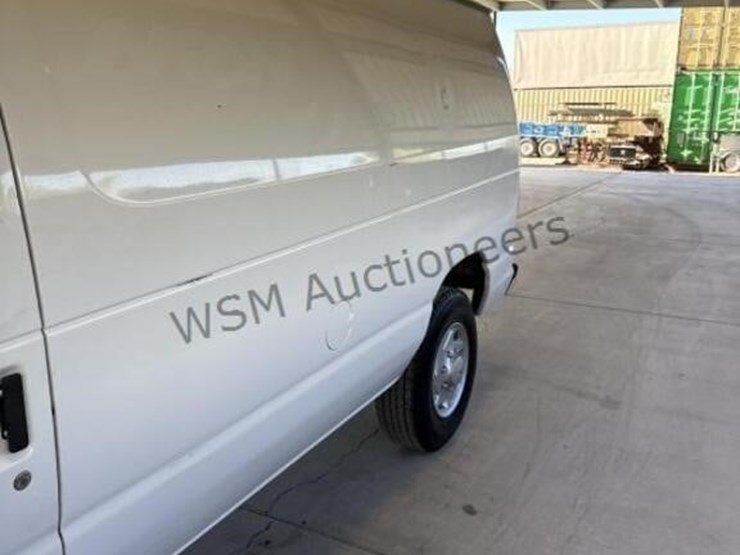 2013-ford-cargo-image-5
