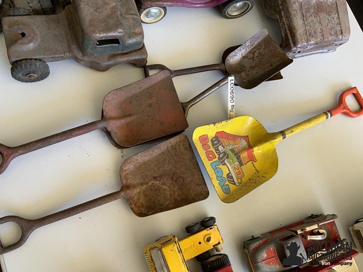 antique-toy-shovels-image-1