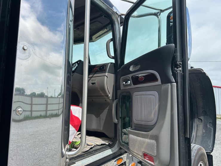 2024-peterbilt-389-image-36