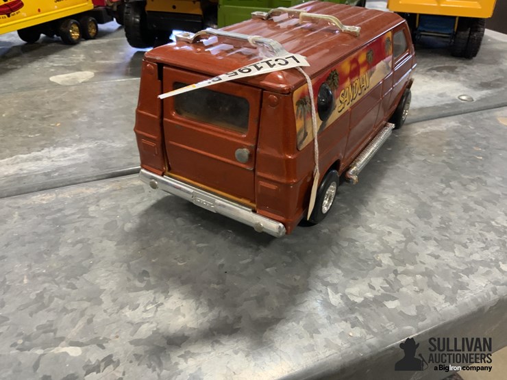 ertl-sandvan-toy-van-image-5