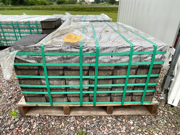 #4961-•-(2)-pallets-of-commercial-grade-patio-pavers-image-2