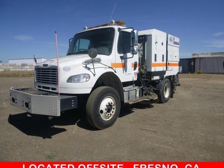 2016-freightliner-m2-106-image-1