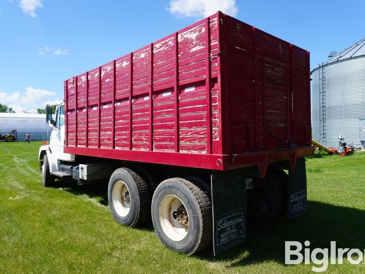 2001-freightliner-fl70-image-7