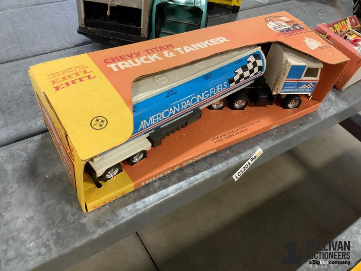 ertl-chevrolet-titan-truck-&-tanker-image-3
