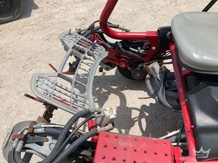 2015-toro-greensmaster-3300-triflex-commercial-greens-mower-image-16