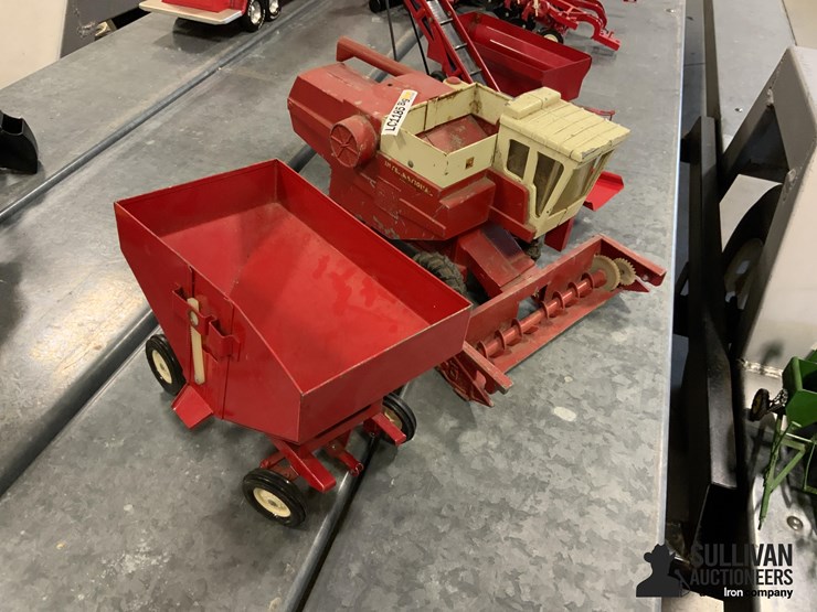 international-combine-w/auger-and-ertl-grain-cart-image-3