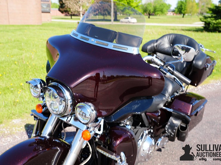run-#10---2011-harley-davidson-flhx-motorcycle-image-12