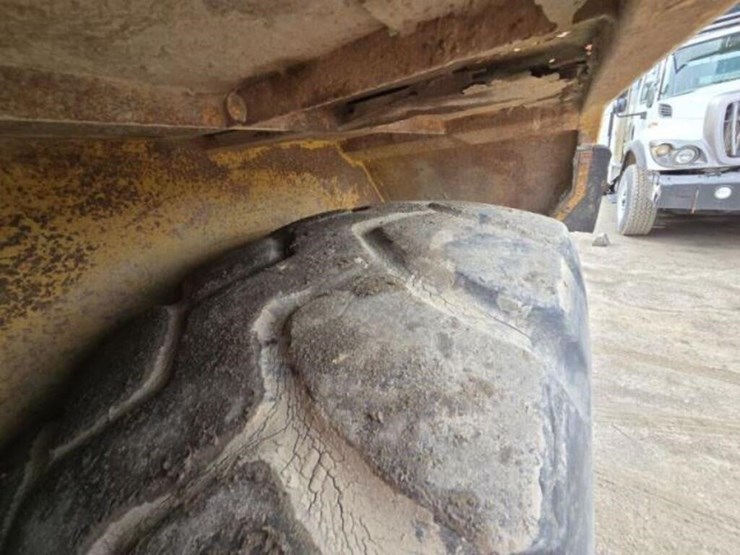 1996-caterpillar-d250e-image-17