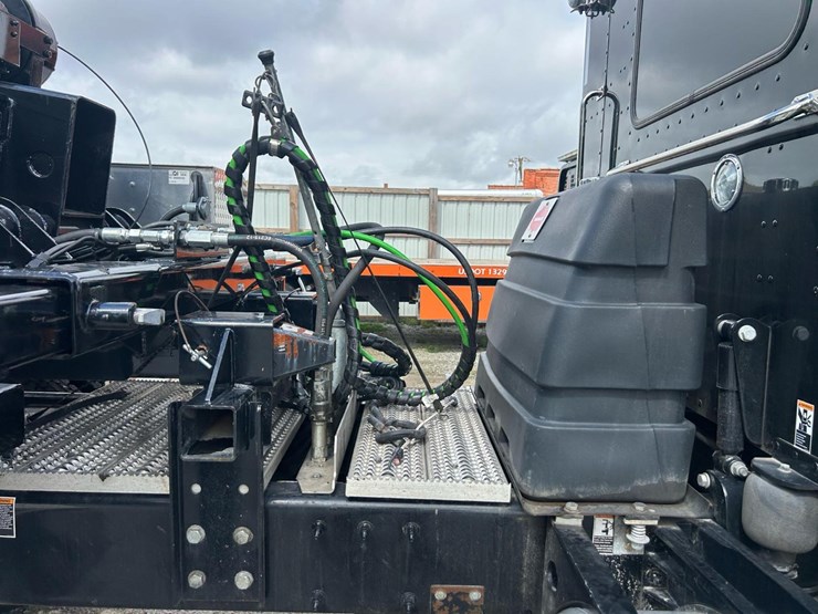 2024-peterbilt-389-image-30