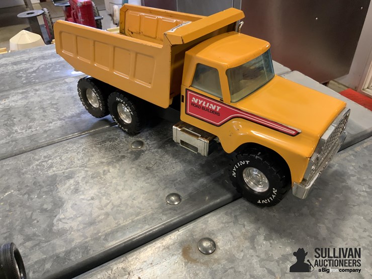 nylint-road-builder-dump-truck-image-3