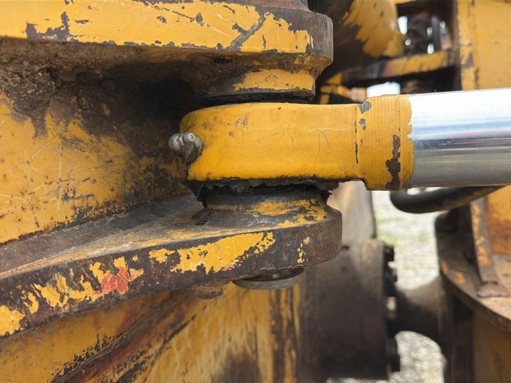 2004-deere-700h-image-43