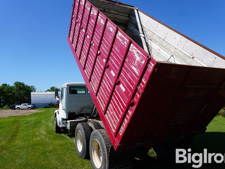 2001-freightliner-fl70-image-9