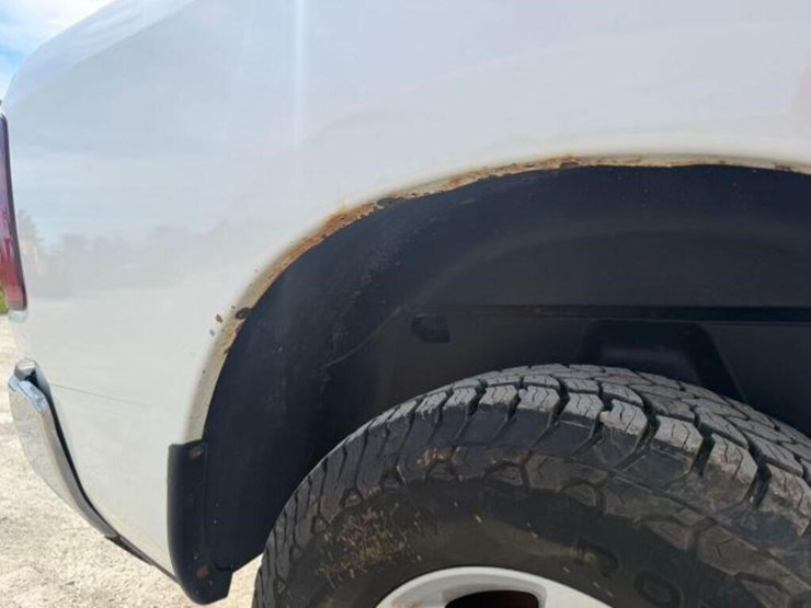 2017-ram-1500-slt-image-40