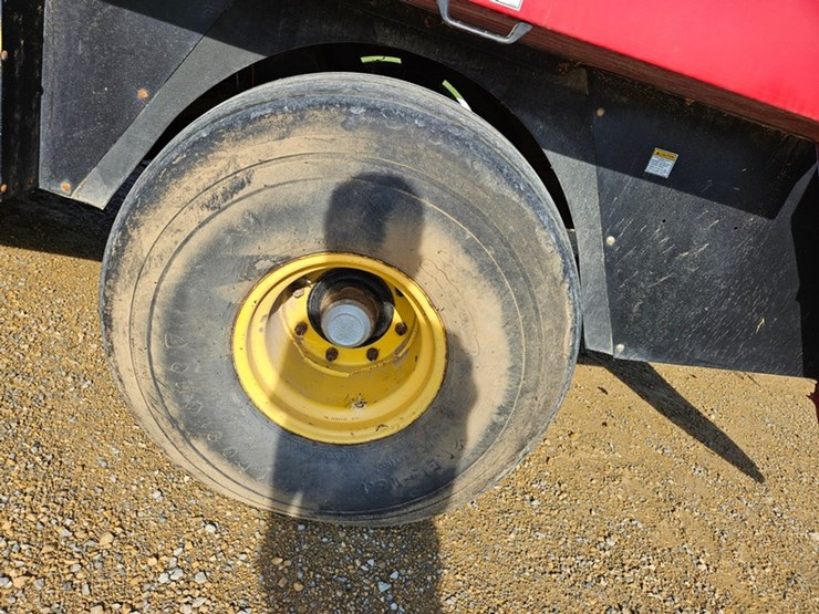 new-holland-590-image-40