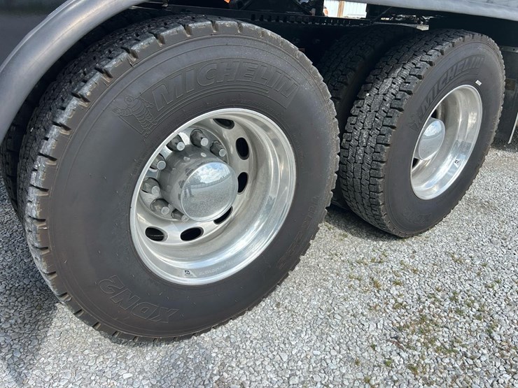 2024-peterbilt-389-image-27