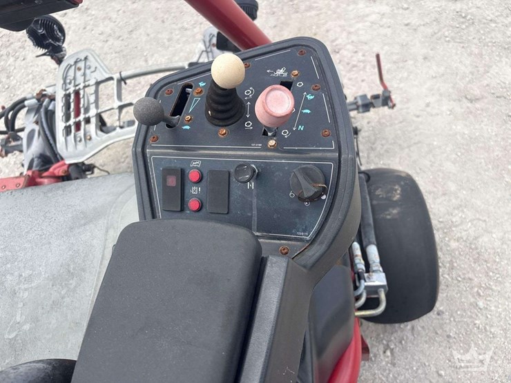 2015-toro-greensmaster-3300-triflex-commercial-greens-mower-image-15