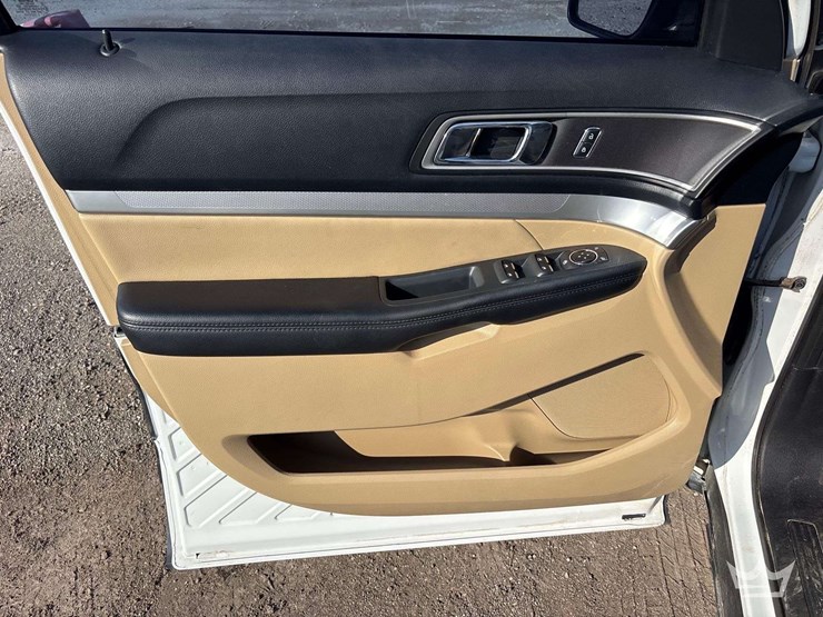 2016-ford-explorer-image-10