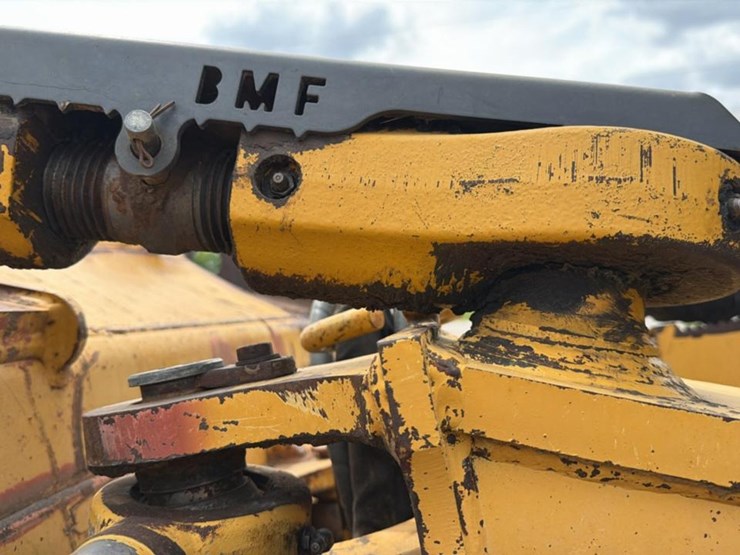 2004-deere-700h-image-45