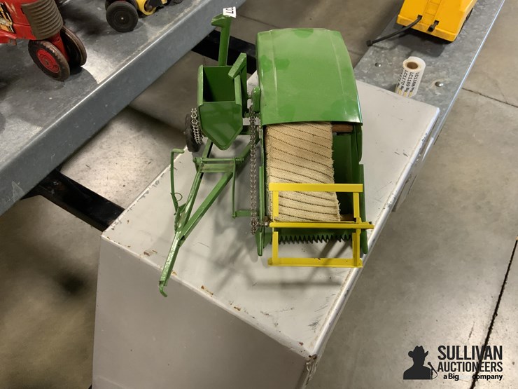 john-deere-pull-type-combine-toy-image-2