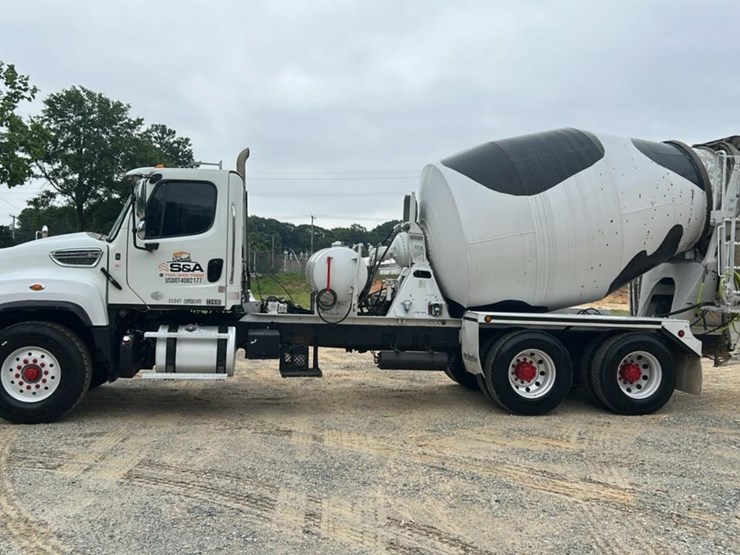 #152-•-2015-freightliner-concrete-mixing-truck-image-2