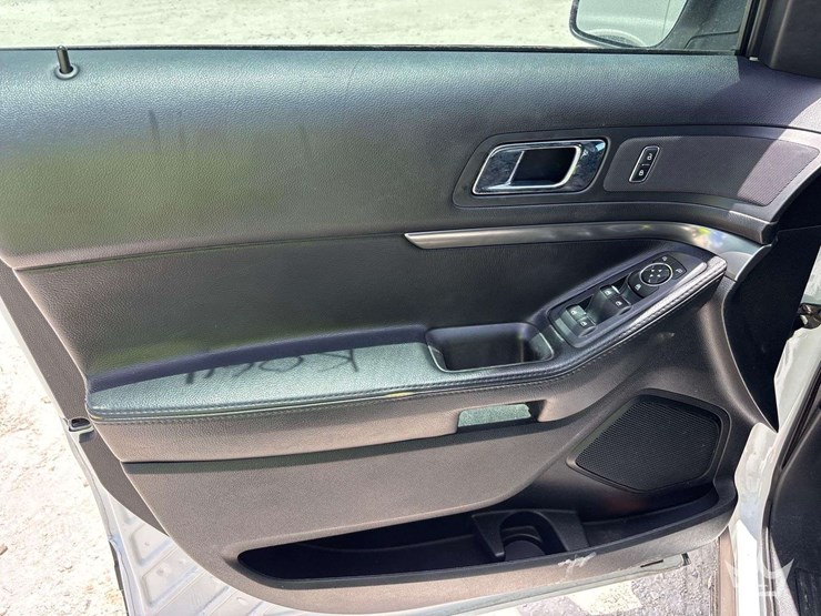 2016-ford-explorer-image-11