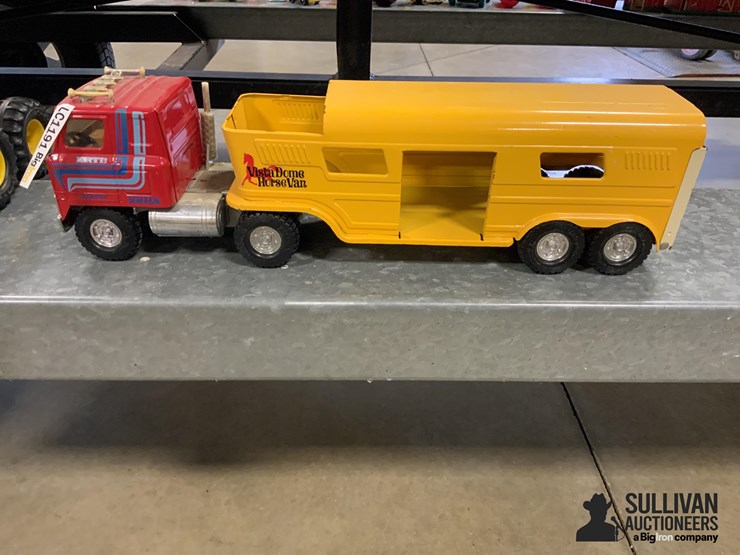 ertl-vista-dome-horse-van-and-truck-image-4